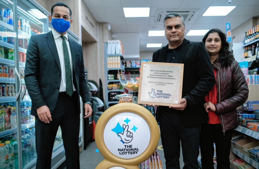 Gagan Mohindra MP presenting the plaque.